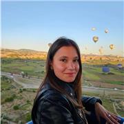 Mi chiamo Aurora Panzera e sono qui per aiutarti a raggiungere i tuoi obiettivi nell'apprendimento della lingua inglese.